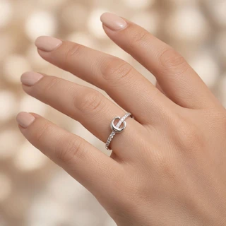 טבעת אות C מכסף משובץ