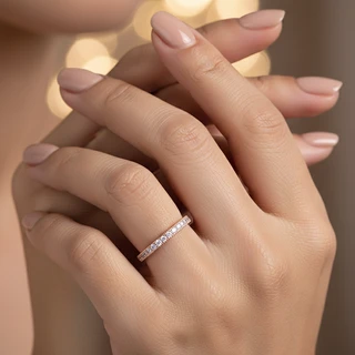 טבעת חישוק מעוטרת רוז גולד משובץ