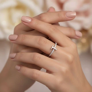 טבעת אות T מכסף משובץ