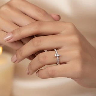 טבעת אות J מכסף משובץ