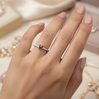 טבעת אות H מכסף משובץ