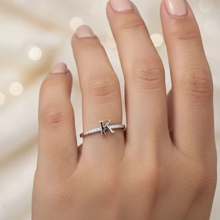 טבעת אות K מכסף משובץ