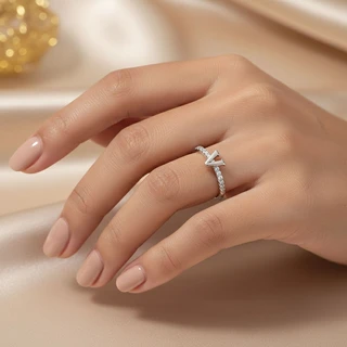 טבעת אות V מכסף משובץ