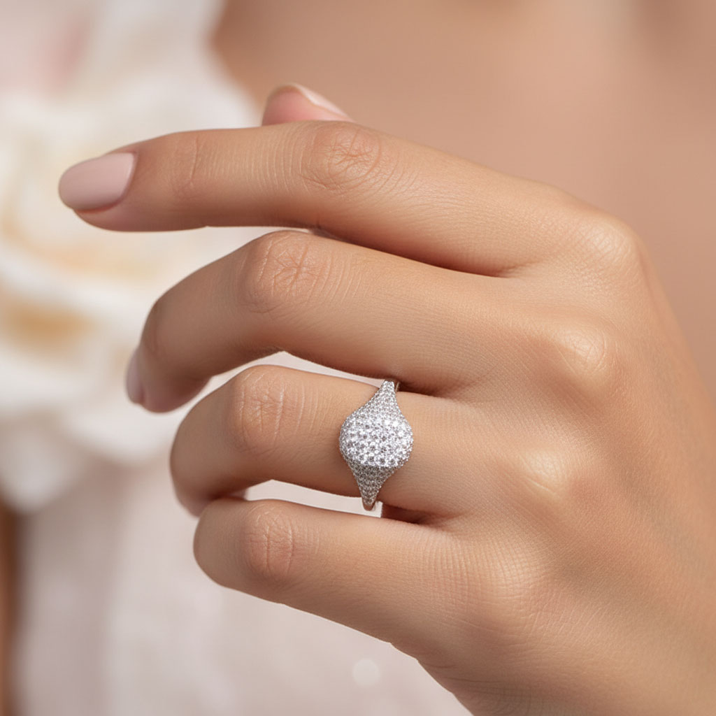 טבעת מוניקה מכסף משובץ