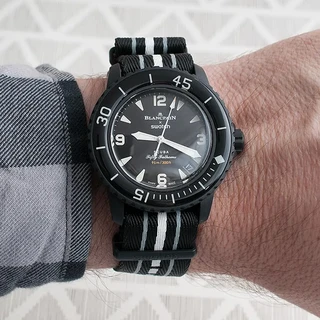 שעון סווטש בלאנקפיין לגבר יד 2 דגם – SWATCH × BLANCPAIN SO35B400 – 02 ענידה