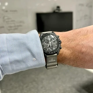 שעון סווטש אומגה לגבר יד 2 דגם – SWATCH × OMEGA SO33A100 – 02 ענידה