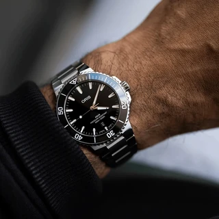 שעון אוריס לגבר דגם – ORIS 01 733 7787 4154-07 8 22 04PEB – 02 ענידה