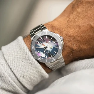 שעון אוריס לגבר דגם – ORIS 01 733 7789 4150-07 8 23 04PEB – 02 ענידה
