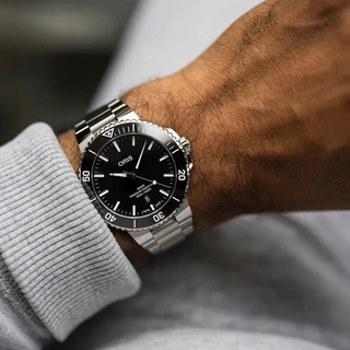 שעון אוריס לגבר דגם – ORIS 01 733 7789 4154-07 8 23 04PEB – 02 ענידה