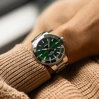 שעון אוריס לגבר דגם – ORIS 01 733 7789 4157-07 8 23 04PEB – 02 ענידה